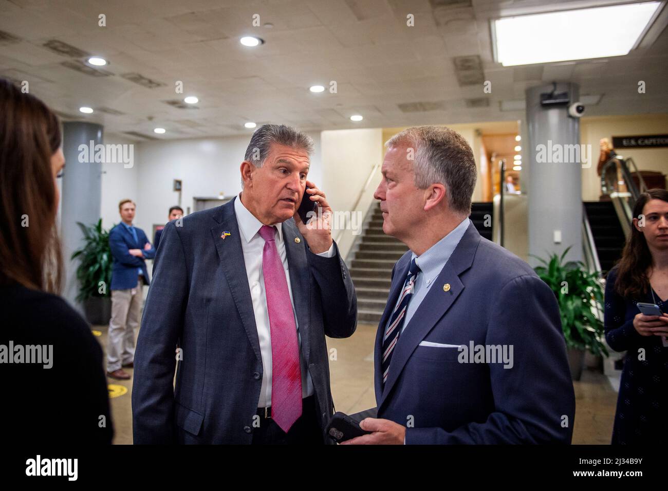Washington, Vereinigte Staaten Von Amerika. 05. April 2022. Der US-Senator Joe Manchin III (Demokrat von West Virginia), links, und der US-Senator Dan Sullivan (Republikaner von Alaska) rufen während einer Abstimmung am Dienstag, den 5. April 2022 in Washington, DC, in der Senate-U-Bahn am US-Kapitol an. Quelle: Rod Lampey/CNP/Sipa USA Quelle: SIPA USA/Alamy Live News Stockfoto