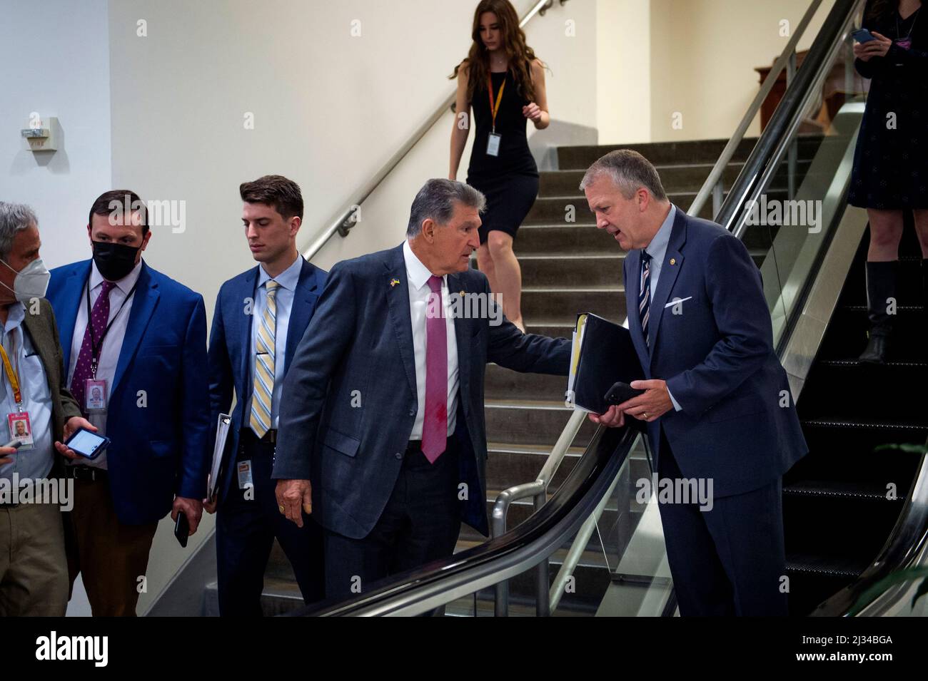 Washington, Vereinigte Staaten Von Amerika. 05. April 2022. Der US-Senator Joe Manchin III (Demokrat von West Virginia), links, und der US-Senator Dan Sullivan (Republikaner von Alaska) sprechen in der Senate-U-Bahn im US-Kapitol während einer Abstimmung in Washington, DC, am Dienstag, den 5. April 2022. Quelle: Rod Lampey/CNP/Sipa USA Quelle: SIPA USA/Alamy Live News Stockfoto