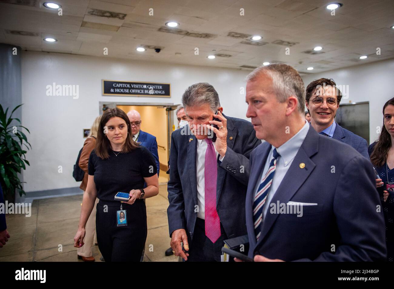 Washington, Vereinigte Staaten Von Amerika. 05. April 2022. Der US-Senator Joe Manchin III (Demokrat von West Virginia), links, und der US-Senator Dan Sullivan (Republikaner von Alaska) rufen während einer Abstimmung am Dienstag, den 5. April 2022 in Washington, DC, in der Senate-U-Bahn am US-Kapitol an. Quelle: Rod Lampey/CNP/Sipa USA Quelle: SIPA USA/Alamy Live News Stockfoto