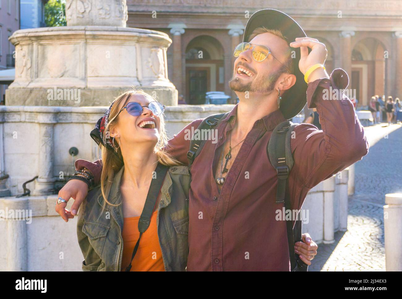 Verliebtes Paar, das im Sommer in europa reist - Junge Jungen und Mädchen, die einen sonnigen Tag im Urlaub genießen - Jugendreiselebensstil - lächelnde und lachende Menschen Stockfoto