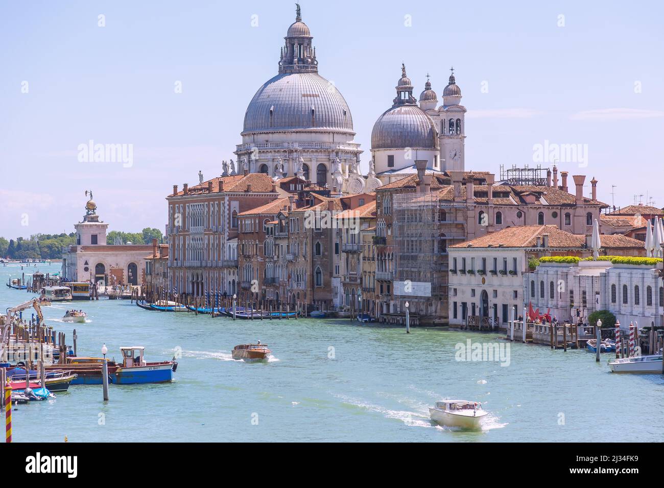 Venedig; Blick auf den Canale Grande von Ponte dell' Accadmia; Peggy Guggenheim Collection und Santa Maria della Salute Stockfoto