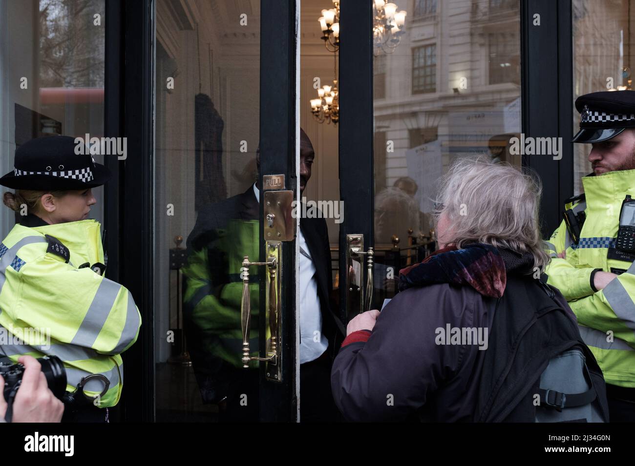 London, Großbritannien. 4.. April 2022. Die Gruppen Brazil Matters, CAFOD, Greenpeace, Survival International, Amazon Rebellion und London Mining Network versammelten sich vor der brasilianischen Botschaft in Solidarität mit den indigenen Völkern, als sie ihr Freilandcamp in Brasilia begannen. Und aus Protest gegen Bolsonaro, den Angriff auf indigene Rechte, den Bergbau auf indigenem Land, das Gesetz von PL490 und die Zerstörung des Amazonas-Regenwaldes. Quelle: Joao Daniel Pereira Stockfoto