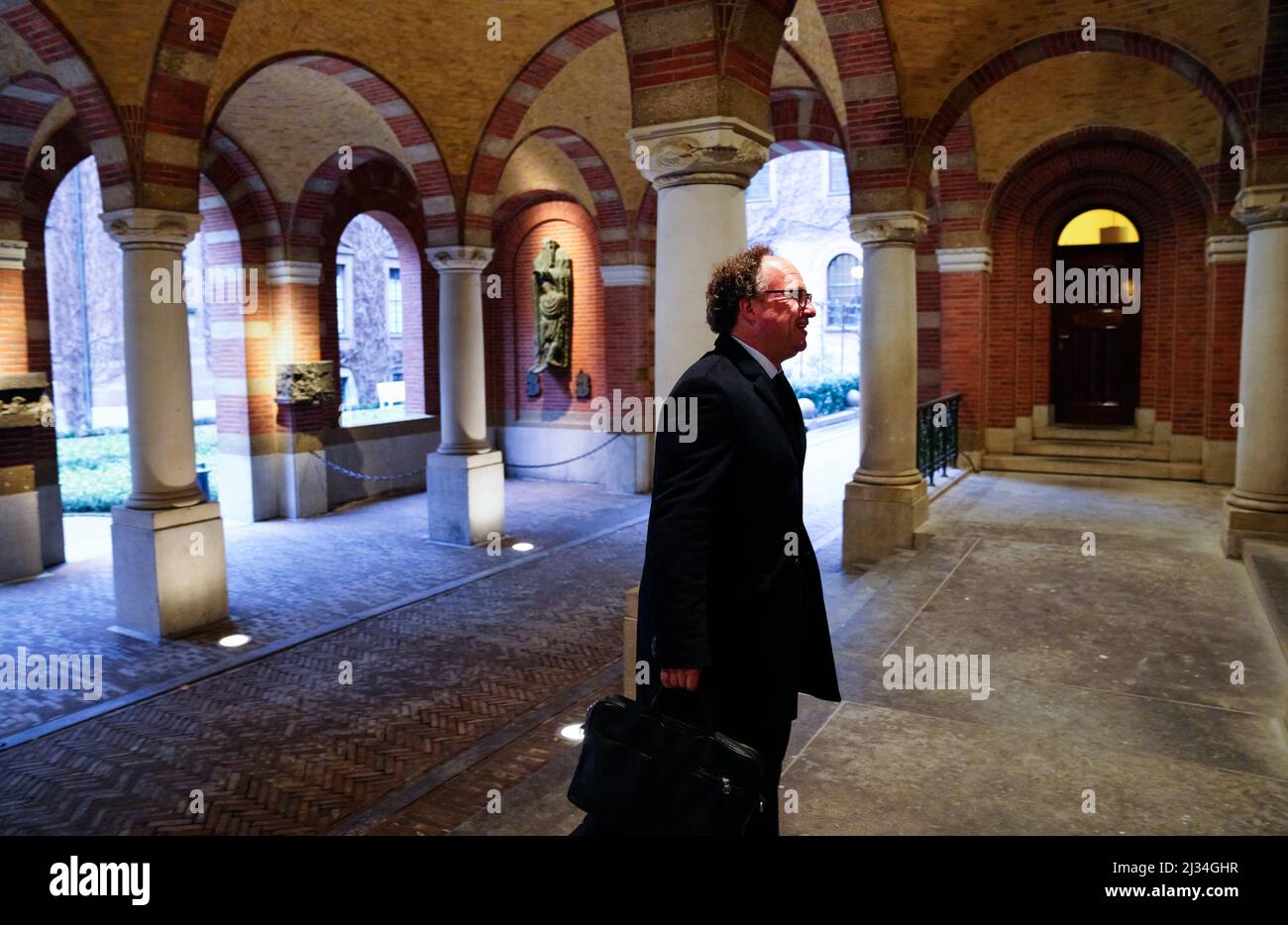 ROTTERDAM - 2022-04-05 18:05:47 ROTTERDAM - Informer Wouter Koolmees kommt zum ersten Treffen mit Leefbaar Rotterdam, VVD, D66 und DENK am Rathaus an. Der ehemalige Minister ist für den Informationsprozess für den Rotterdamer stadtrat zuständig. ANP MARCO DE SWART niederlande Out - belgien Out Stockfoto