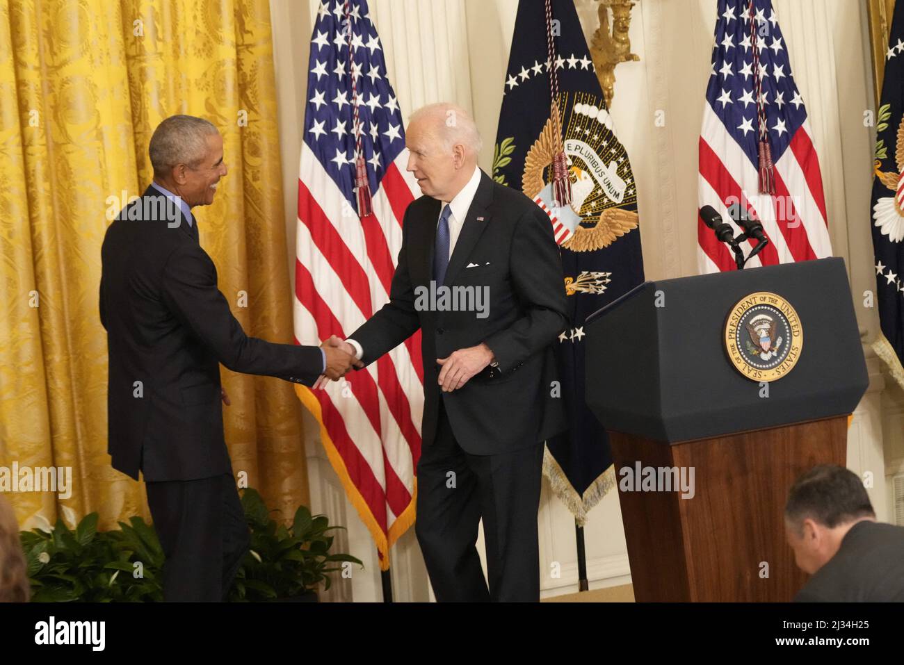 US-Präsident Joe Biden schüttelt sich die Hände mit dem ehemaligen US-Präsidenten Barack Obama, nachdem er am Dienstag, dem 5. April 2022, im East Room des Weißen Hauses in Washington, DC, Bemerkungen zum Affordable Care Act und zur Senkung der Gesundheitskosten für Familien gemacht hatte. In seinen Ausführungen kündigte Präsident Biden zusätzliche Maßnahmen an, um Familien monatlich Hunderte von Dollar für ihre Gesundheitsversorgung zu retten. Kredit: Chris Kleponis / Pool über CNP Stockfoto