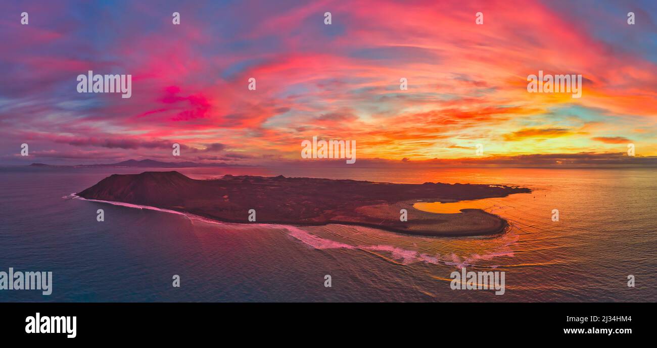 Luftpanoramabbild eines dramatischen Sonnenaufgangs über der Insel Lobos Corralejo Fuerteventura Stockfoto