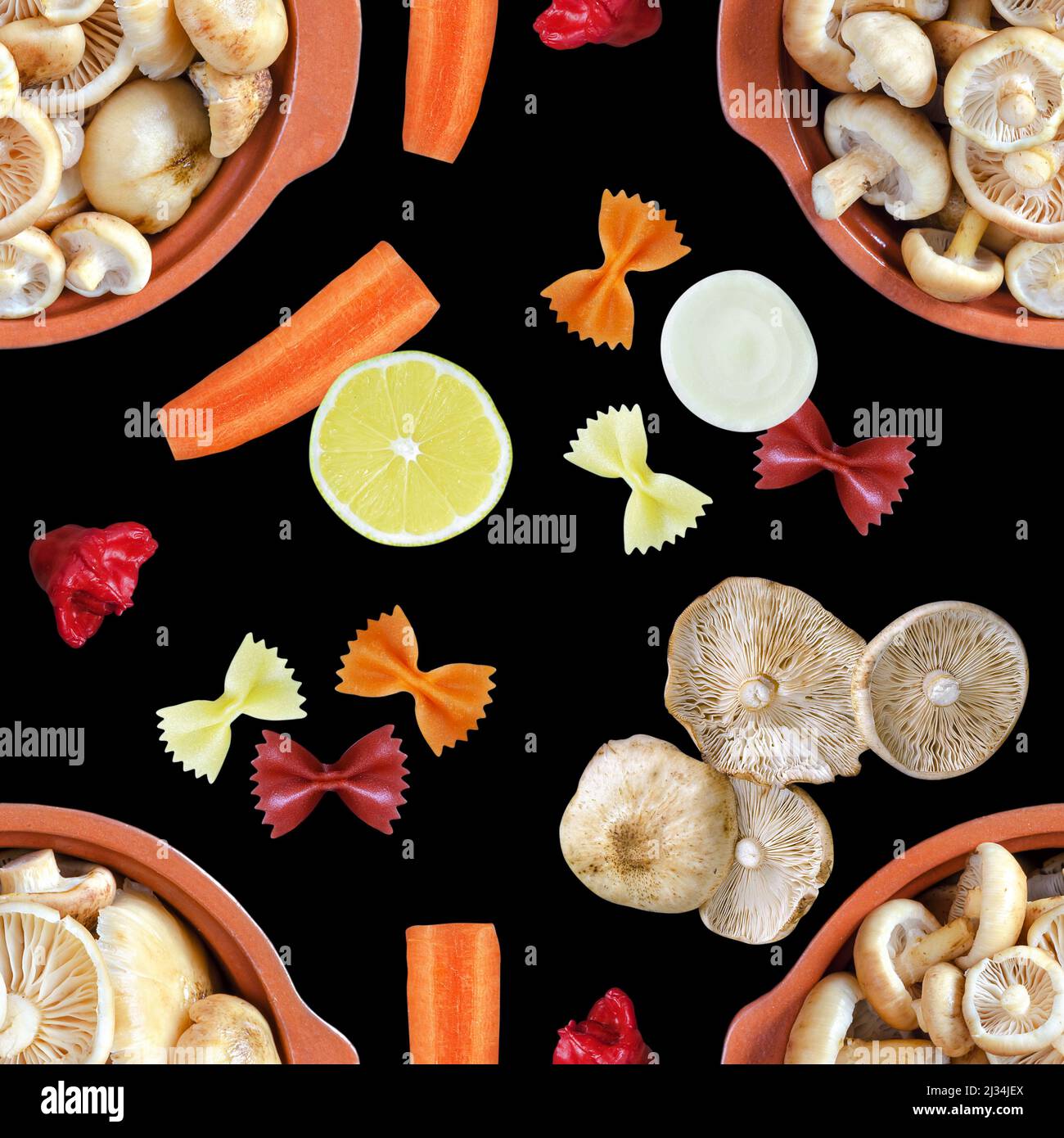 Nahtloses Muster mit rohen, frischen Pilzen in einem Topf und Garzutaten auf schwarzem quadratischem Hintergrund Stockfoto
