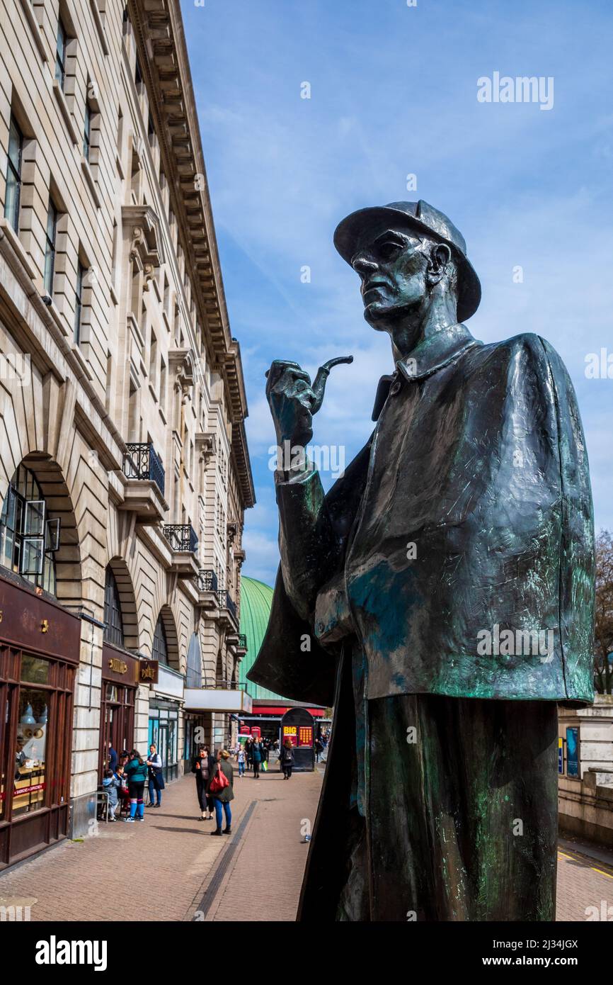 Sherlock Holmes Statue Baker Street London, in der Nähe des vermeintlichen Ortes der fiktiven Baker Street London aus dem Jahr 221B. Bildhauer John Doubleday enthüllt 1999. Stockfoto