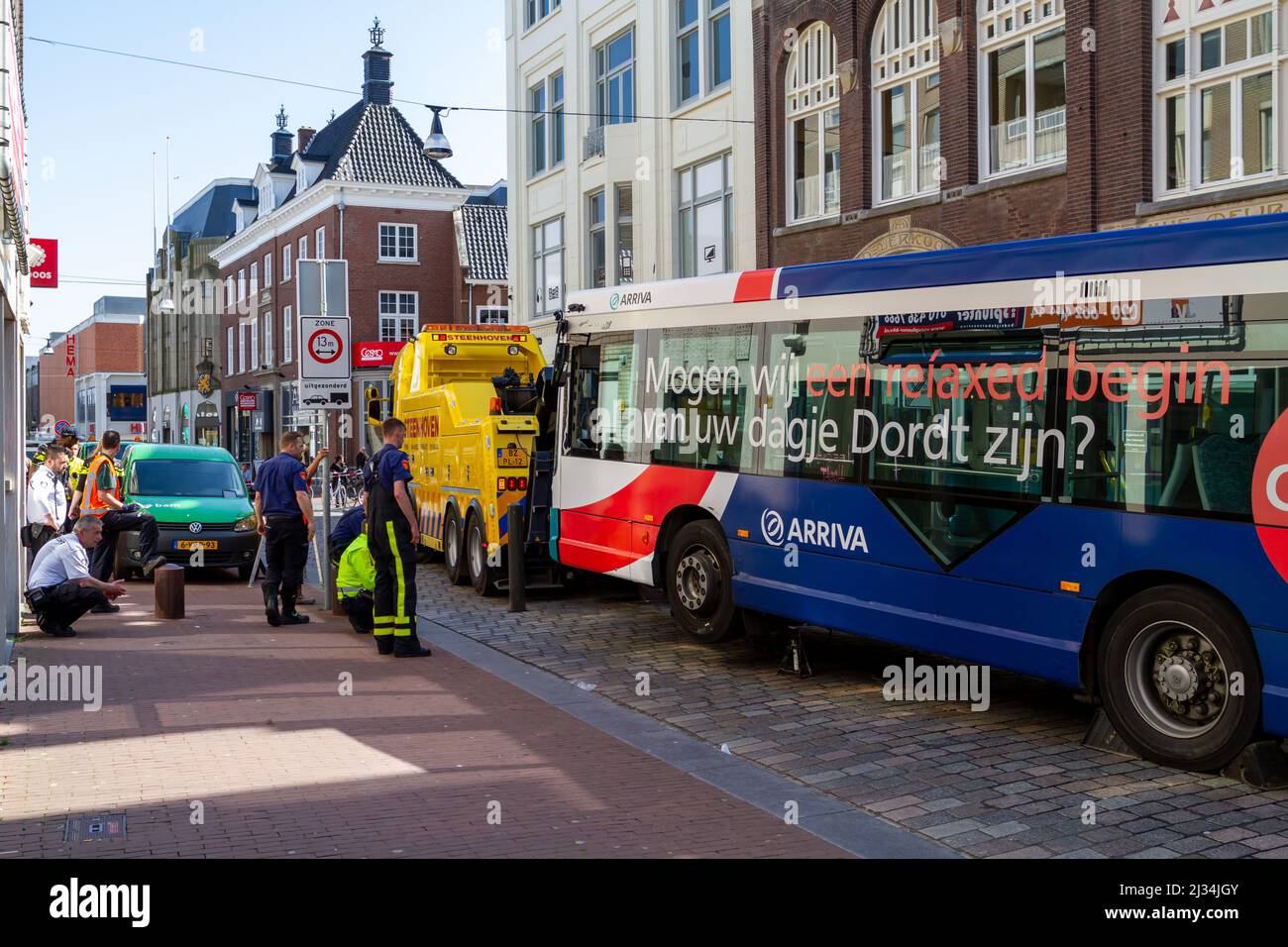 Dordrecht, Niederlande - 16. April 2015: Unfall mit einem Bus, der auf einem einfahrenden Poller feststeckt. Technische Arbeiter Reparatur automatischer Poller Set Cobble str Stockfoto