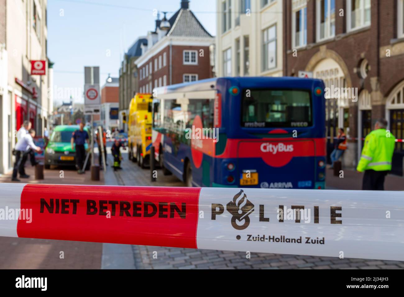 Dordrecht, Niederlande - 16. April 2015: Unfall mit einem Bus, der auf einem einfahrenden Poller feststeckt. Technische Arbeiter Reparatur automatischer Poller Set Cobble str Stockfoto