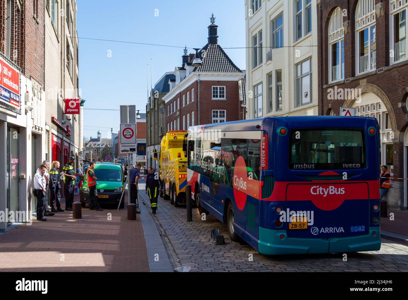 Dordrecht, Niederlande - 16. April 2015: Unfall mit einem Bus, der auf einem einfahrenden Poller feststeckt. Technische Arbeiter Reparatur automatischer Poller Set Cobble str Stockfoto