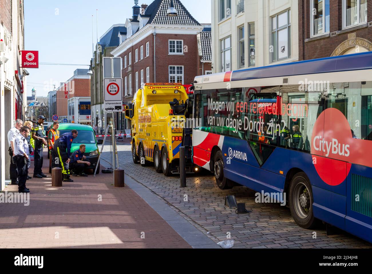 Dordrecht, Niederlande - 16. April 2015: Unfall mit einem Bus, der auf einem einfahrenden Poller feststeckt. Technische Arbeiter Reparatur automatischer Poller Set Cobble str Stockfoto