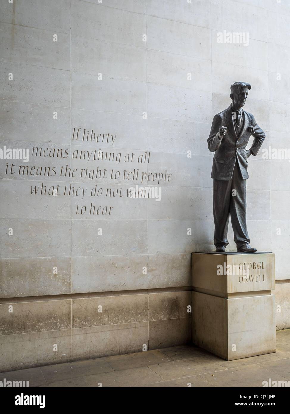 George Orwell BBC Statue. Orwell-Statue und Zitat vor dem BBC New Broadcasting House. Die Statue des Bildhauers Martin Jennings wurde 2017 enthüllt Stockfoto