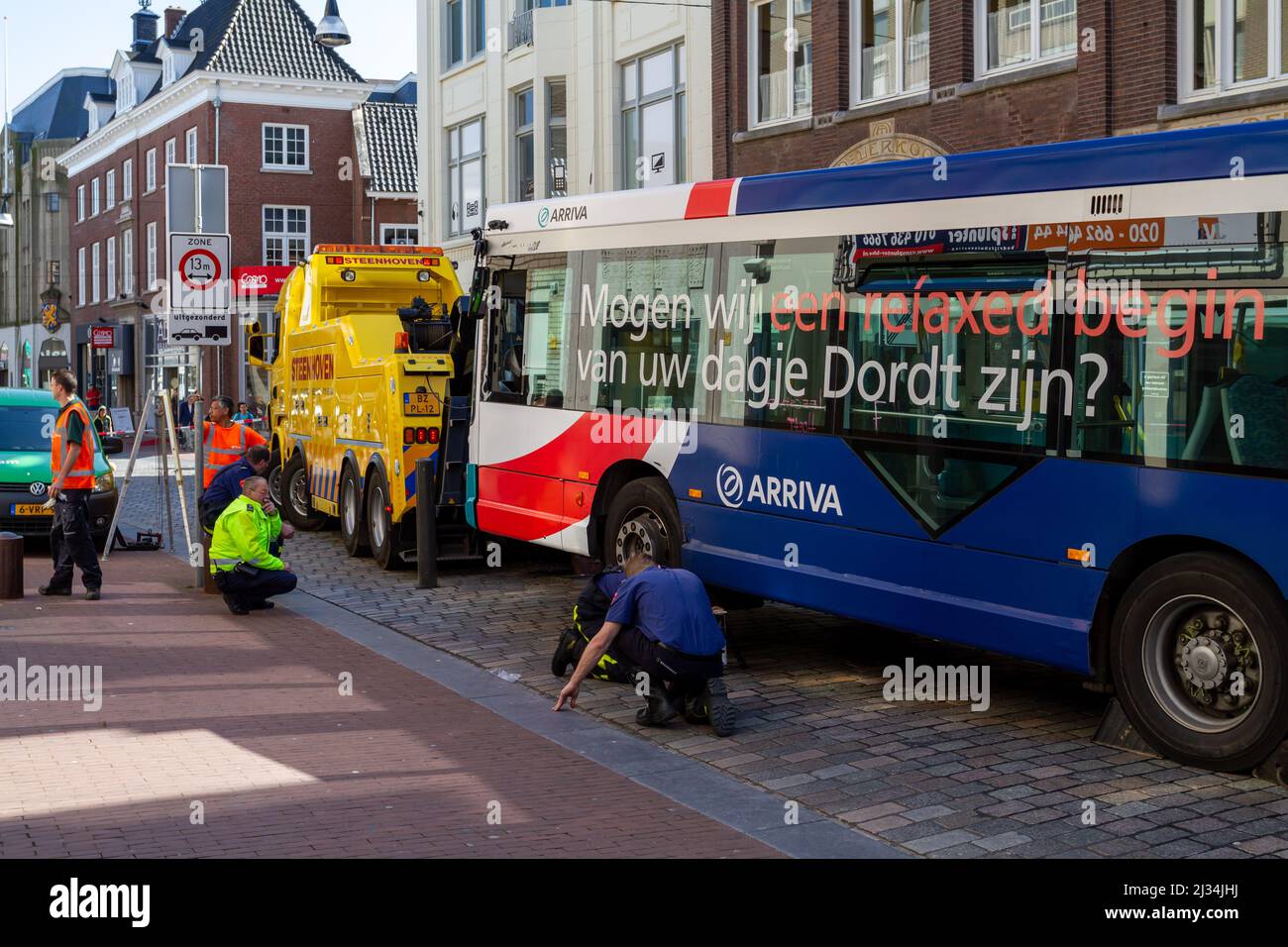 Dordrecht, Niederlande - 16. April 2015: Unfall mit einem Bus, der auf einem einfahrenden Poller feststeckt. Technische Arbeiter Reparatur automatischer Poller Set Cobble str Stockfoto