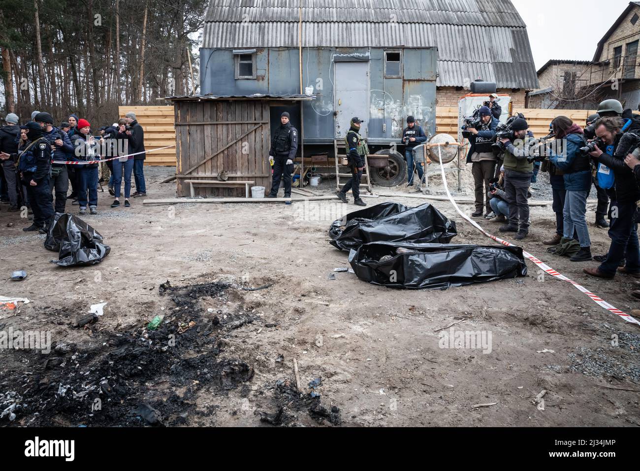 Die Überreste von sechs Ukrainern, vier Männern und zwei Frauen, von denen eine wahrscheinlich noch ein junges und minderjähriges Mädchen war, wurden in Bucha, einem Vorort von O, gefunden Stockfoto