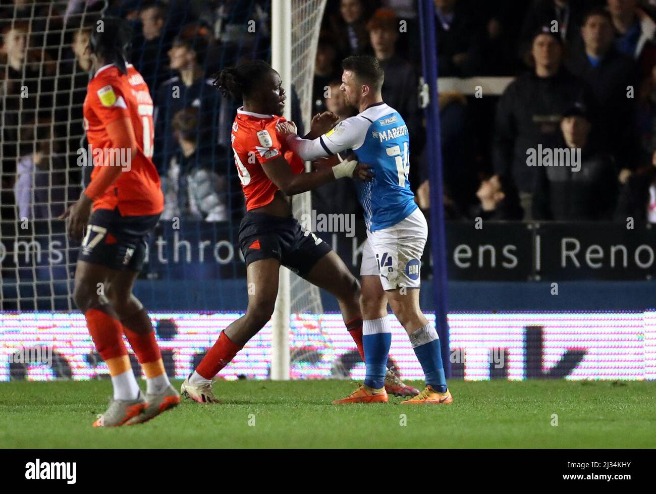 Peter Kioso von Luton Town und Jack Marriott von Peterborough United treffen während des Sky Bet Championship-Spiels im Weston Homes Stadium in Peterborough aufeinander. Bilddatum: Dienstag, 5. April 2022. Stockfoto