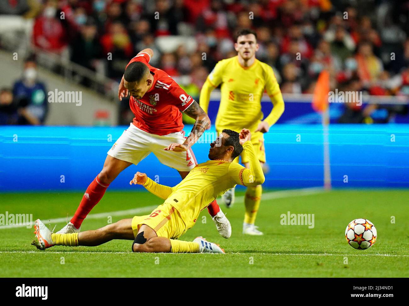 Thiago Alcantara aus Liverpool (rechts) fordert Benficas Nemanja Radonjic während des UEFA Champions League-Viertelfinales im Estadio da Luz, Lissabon, heraus. Bilddatum: Dienstag, 5. April 2022. Stockfoto