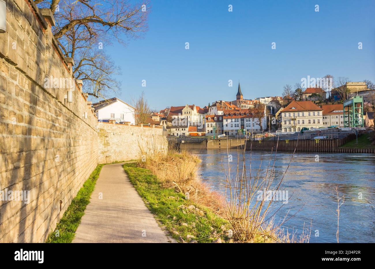 Wanderweg am Ufer der Saale in Bernburg, Deutschland Stockfoto