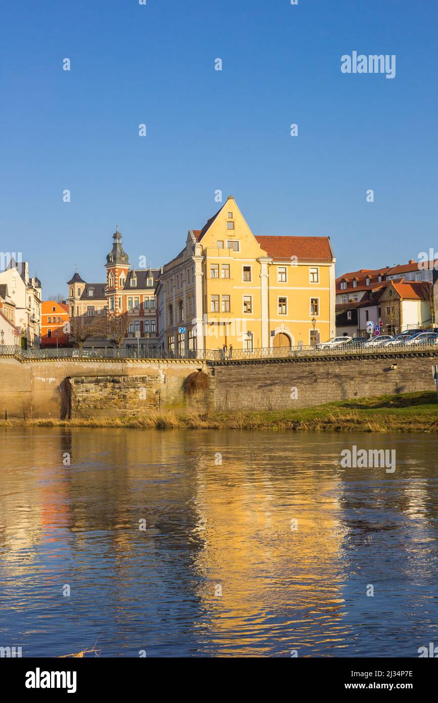 Alte Häuser spiegeln sich in der Saale in Bernburg, Deutschland Stockfoto