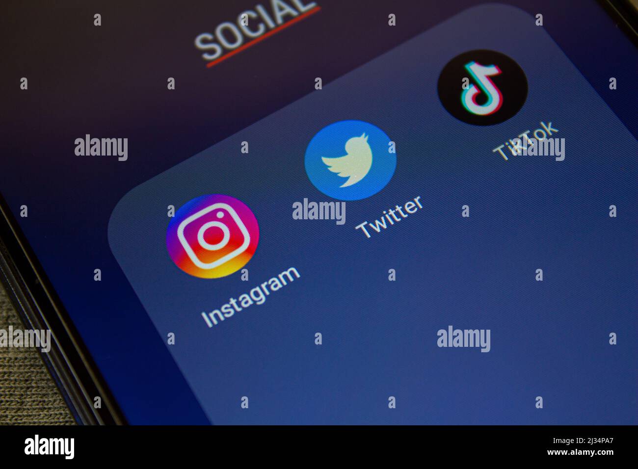 Symbole für Social-Media-Anwendungen (Instagram, Twitter, TikTok) auf dem Smartphone-Bildschirm. Afyonkarahisar, Türkei - 4. April 2022. Stockfoto