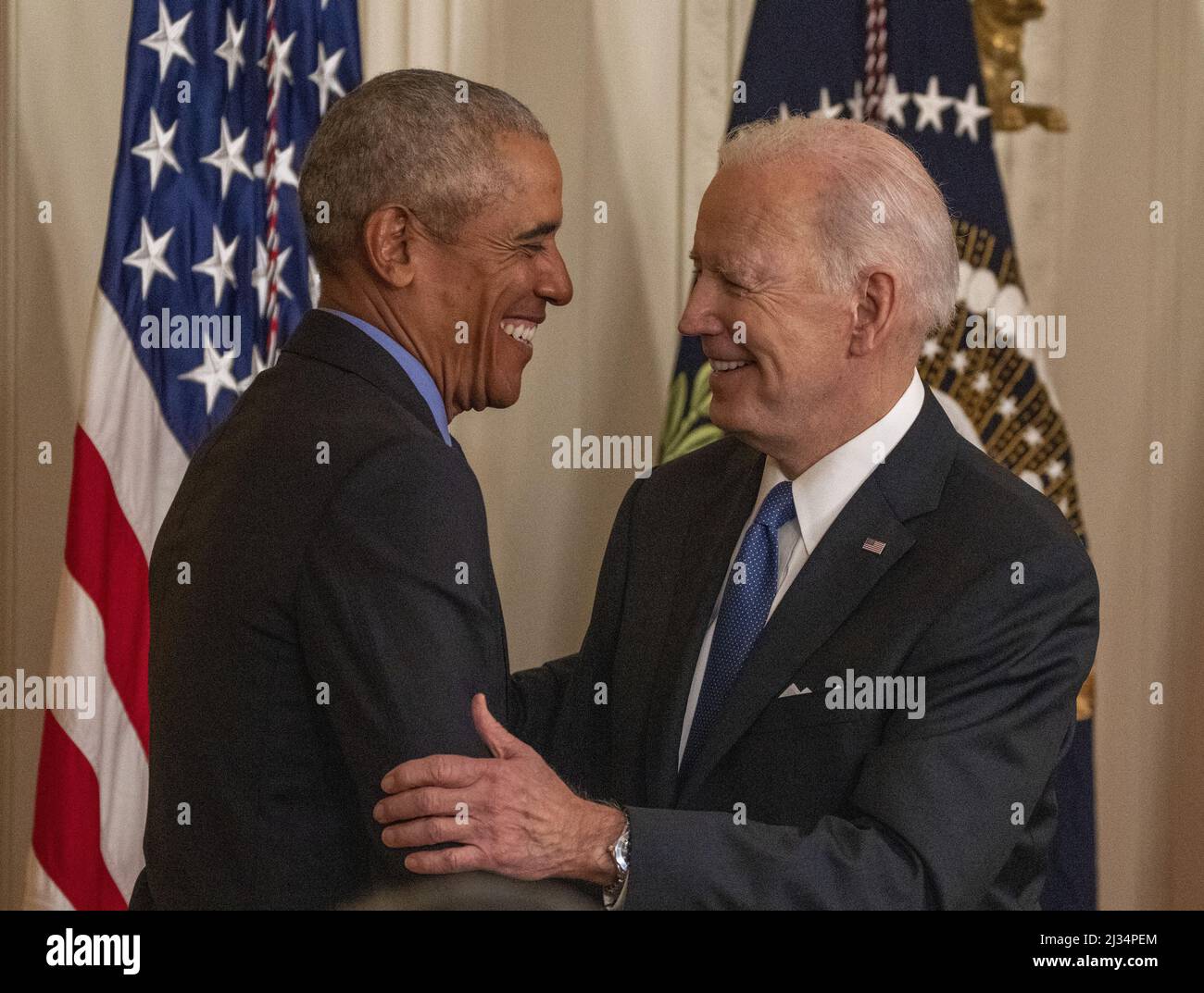 Washington, Usa. 05. April 2022. Der ehemalige Präsident Barack Obama umarmt Präsident Joe Biden, als er am Dienstag, den 5. April 2022, im Weißen Haus in Washington, DC, mit Vizepräsident Kamala Harris (nicht gesehen) zusammen kommt, während einer Zeremonie zum Affordable Care Act und zur Senkung der Gesundheitskosten für Familien. Foto von Pat Benic/UPI Credit: UPI/Alamy Live News Stockfoto