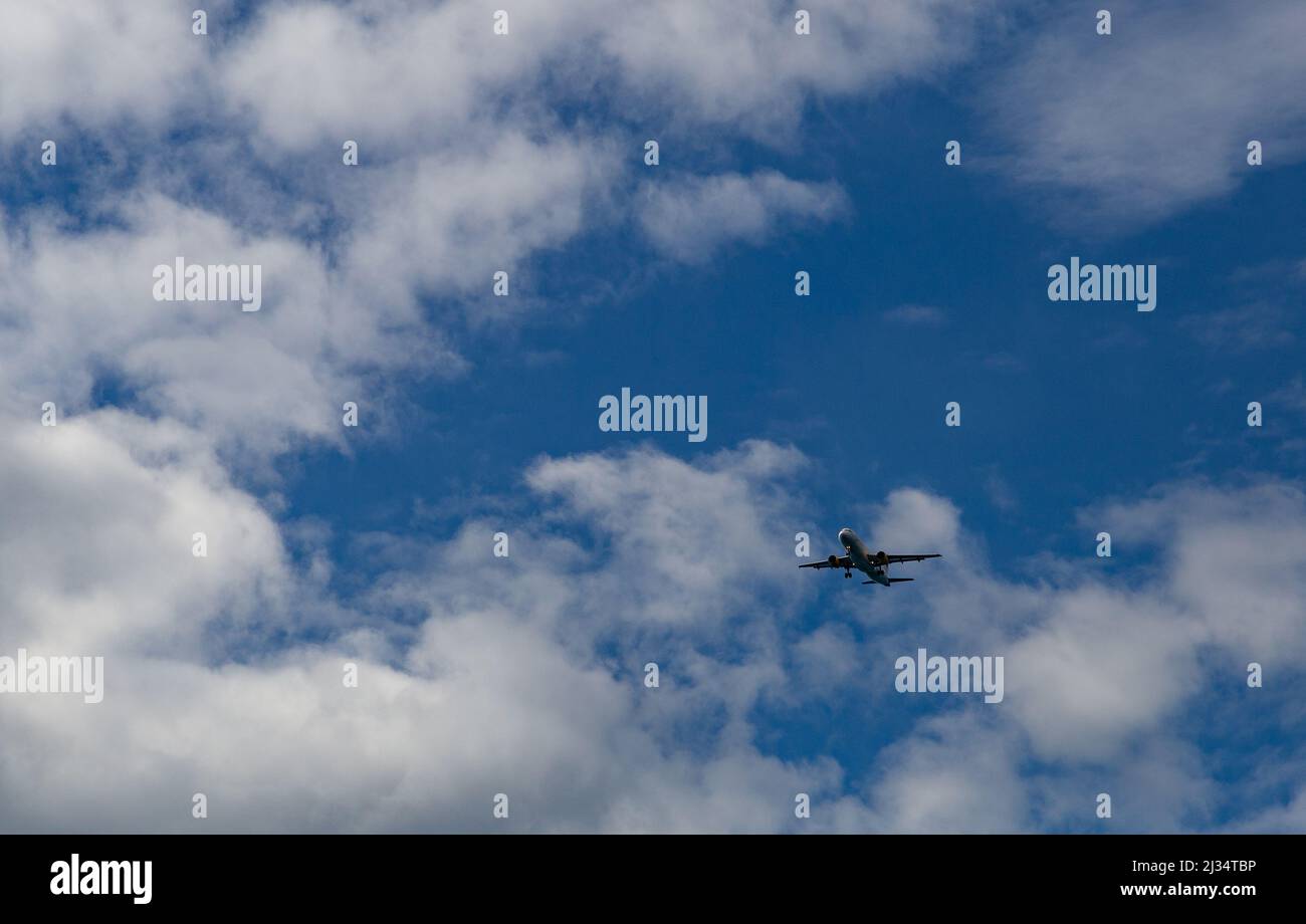 Flugzeug bereit, an Land zu nehmen. Blauer Himmel auf einem Hintergrund. Stockfoto