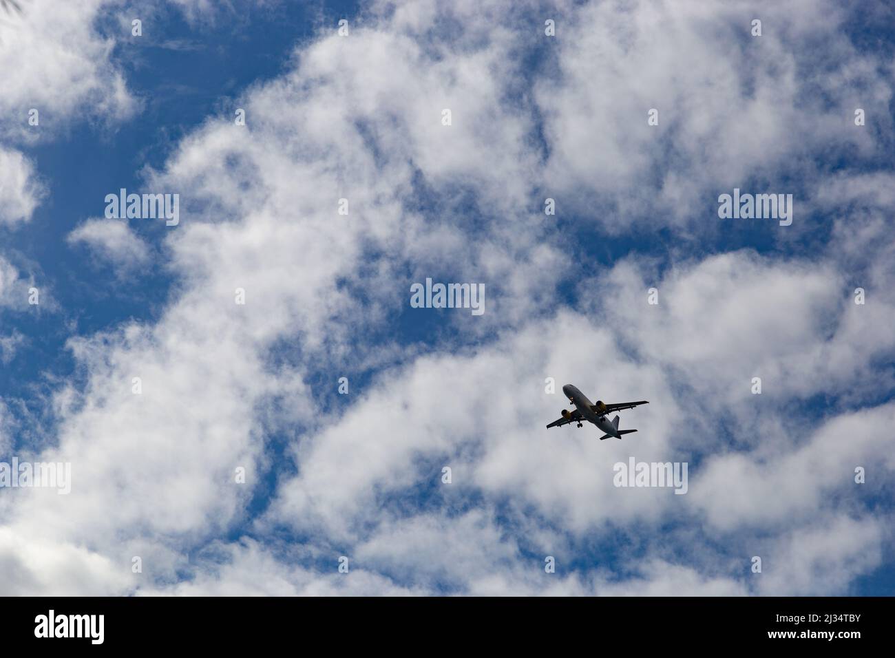 Flugzeug bereit, an Land zu nehmen. Blauer Himmel auf einem Hintergrund. Stockfoto