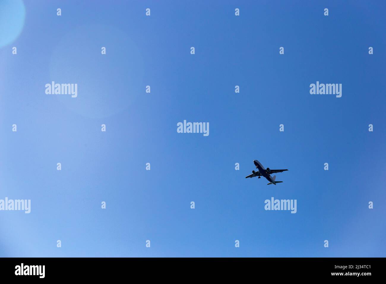 Passagierflugzeug am blauen Himmel - Flugreisen. Stockfoto