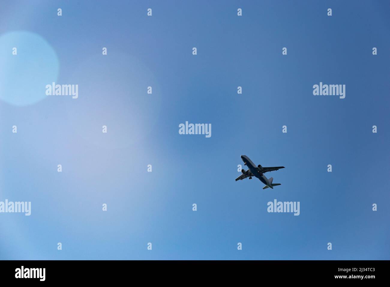Passagierflugzeug am blauen Himmel - Flugreisen. Stockfoto