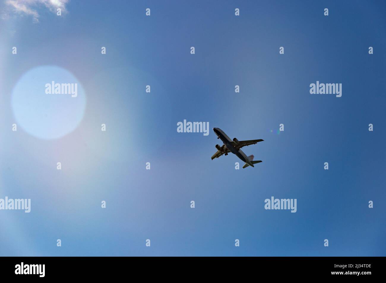 Passagierflugzeug am blauen Himmel - Flugreisen. Stockfoto