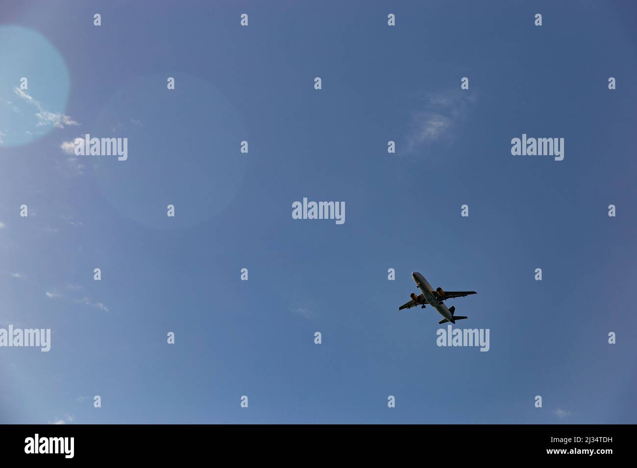 Passagierflugzeug am blauen Himmel - Flugreisen. Stockfoto