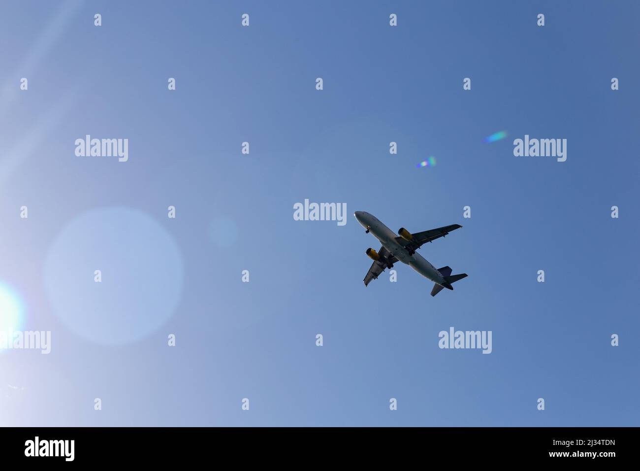 Passagierflugzeug am blauen Himmel - Flugreisen. Stockfoto