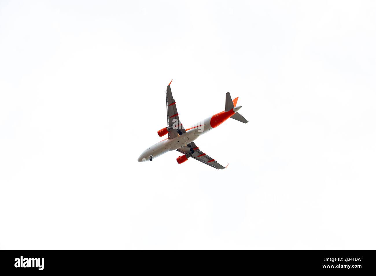 Passagierflugzeug auf weißem Hintergrund - Flugreisen Stockfoto