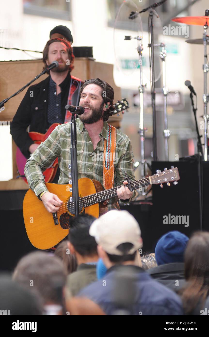 New York, Usa. 05. April 2022. Thomas Rhett, Grammy-nominierter Country-Sänger und Songwriter, tritt bei NBC's "Today"-Show auf dem Rockefeller Plaza in New York City auf. Kredit: SOPA Images Limited/Alamy Live Nachrichten Stockfoto