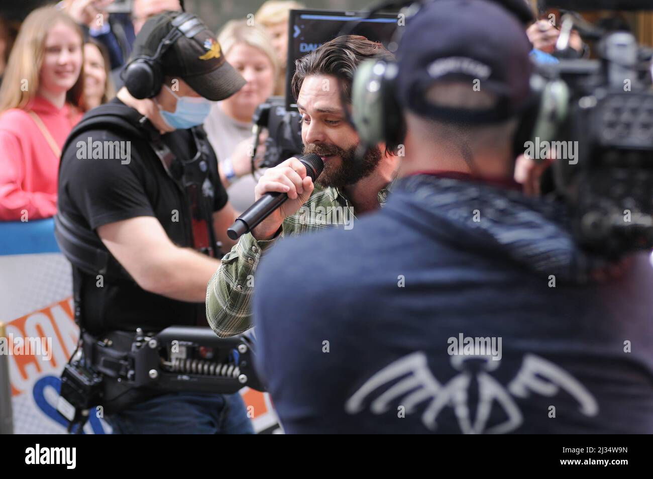 New York, Usa. 05. April 2022. Thomas Rhett, Grammy-nominierter Country-Sänger und Songwriter, tritt bei NBC's "Today"-Show auf dem Rockefeller Plaza in New York City auf. Kredit: SOPA Images Limited/Alamy Live Nachrichten Stockfoto