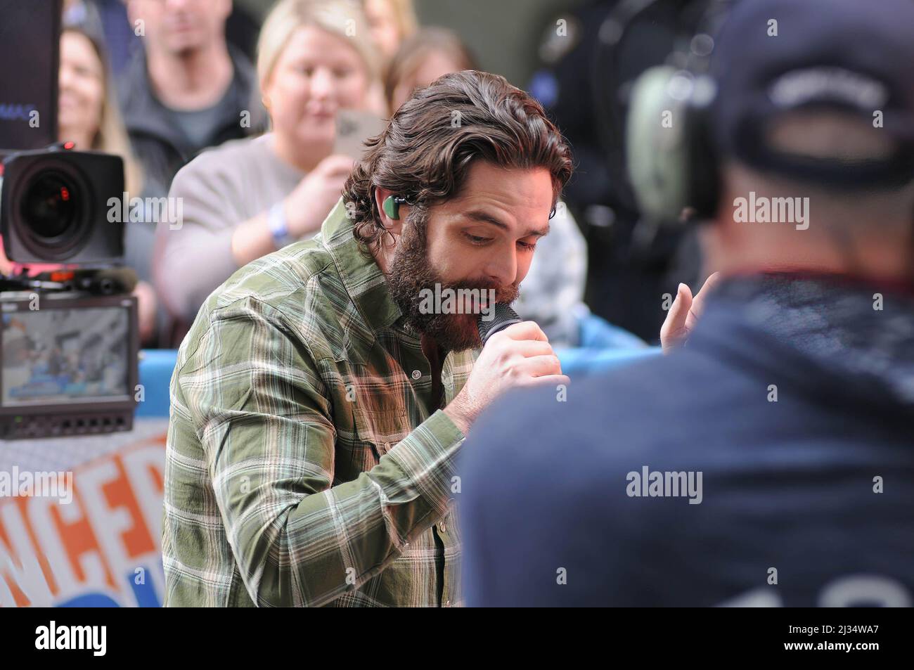 New York, Usa. 05. April 2022. Thomas Rhett, Grammy-nominierter Country-Sänger und Songwriter, tritt bei NBC's "Today"-Show auf dem Rockefeller Plaza in New York City auf. Kredit: SOPA Images Limited/Alamy Live Nachrichten Stockfoto