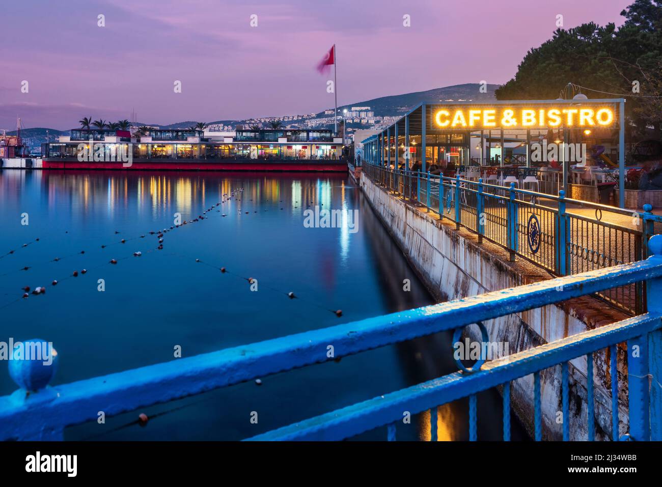 Abend im Bistro in Kusadasi Türkei zur blauen Stunde Stockfoto