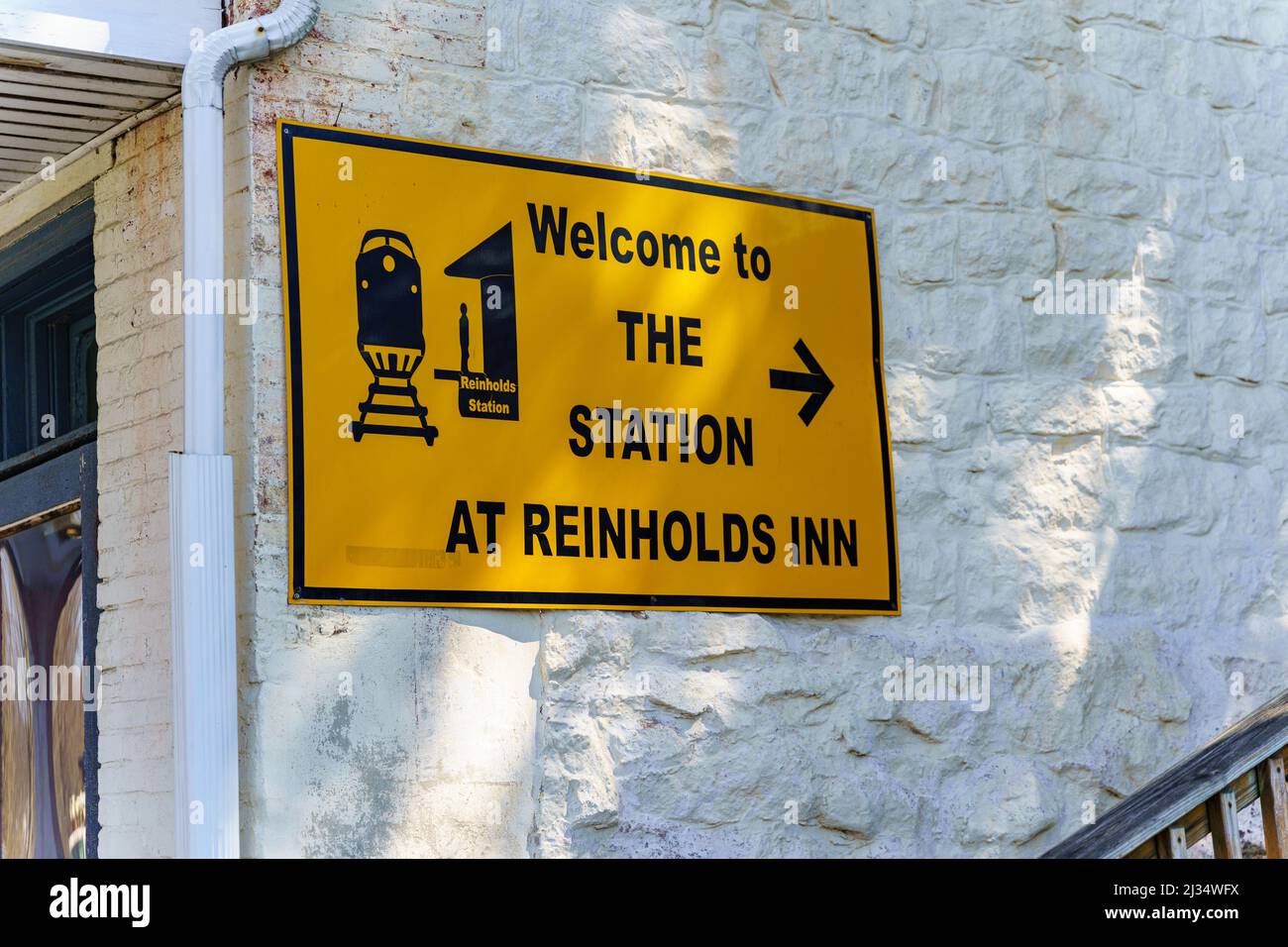 Reinholds, PA, USA - 2. April 2022: Das Station Inn in Reinholds ist ein lokales Wahrzeichen in einem ländlichen Dorf in Lancaster County, Pennsylvania. Stockfoto