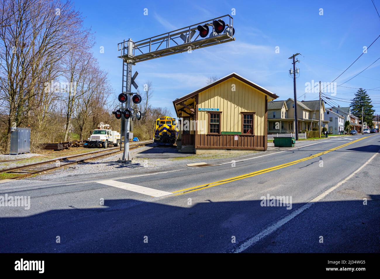 Reinholds, PA, USA - 2. April 2022: Bahnübergang am Bahnhof Reinholds im ländlichen Lancaster County, Pennsylvania. Stockfoto