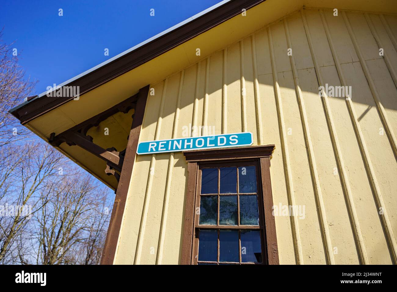 Reinholds, PA, USA - 2. April 2022: Das Bahnhofsgebäude im ländlichen Lancaster County, Pennsylvania. Stockfoto