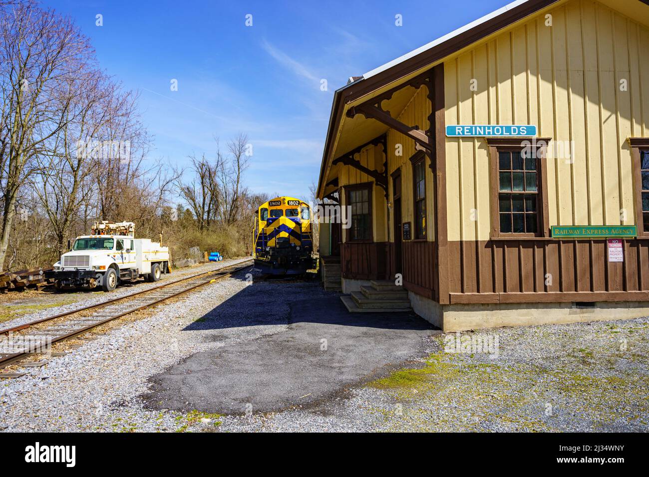 Reinholds, PA, USA - 2. April 2022: Das Bahnhofsgebäude im ländlichen Lancaster County, Pennsylvania. Stockfoto