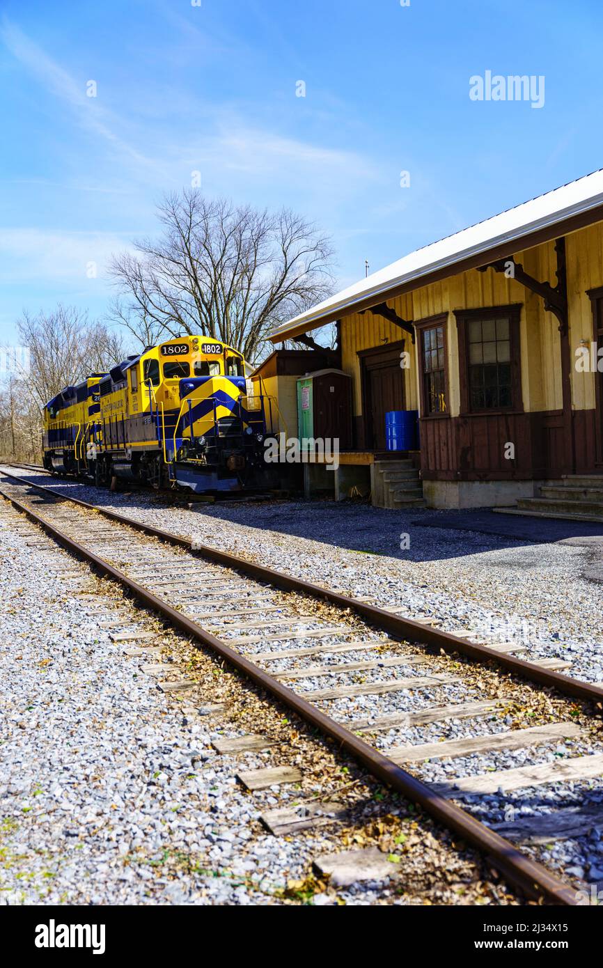 Reinholds, PA, USA - 2. April 2022: Die Lokomotiven der East Penn Railroad stehen am Bahnhof Reinholds. Stockfoto