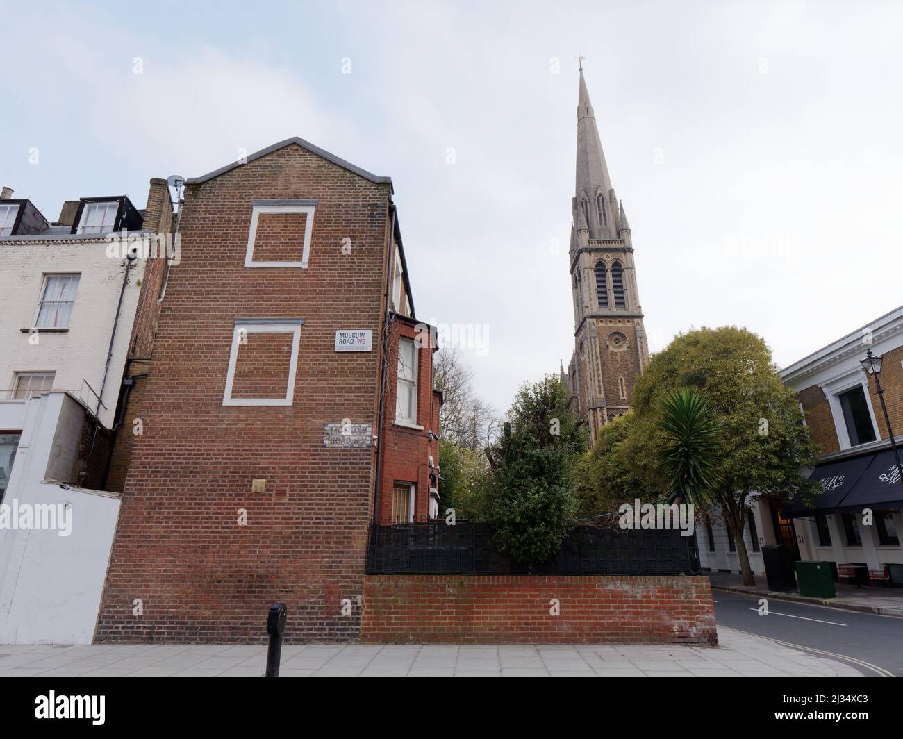 London, Greater London, England, März 29 2022: Moscow Road in Bayswater mit St. Matthews Bayswater Church dahinter. Stockfoto