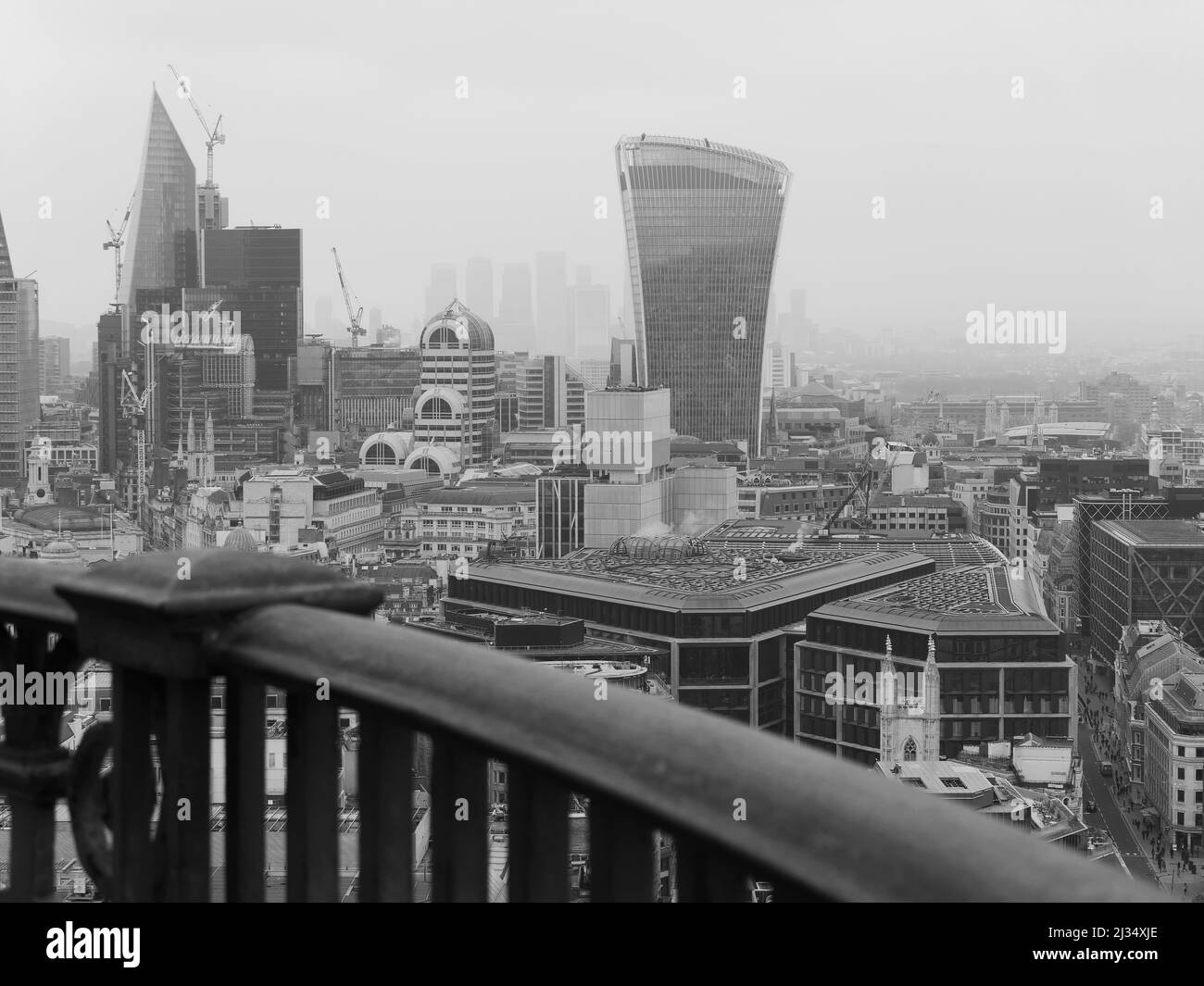 London, Greater London, England, März 29 2022: Blick auf die Skyline der Stadt vom Dach von St. Pauls inklusive des Walkie Talkie Wolkenkratzers. Stockfoto