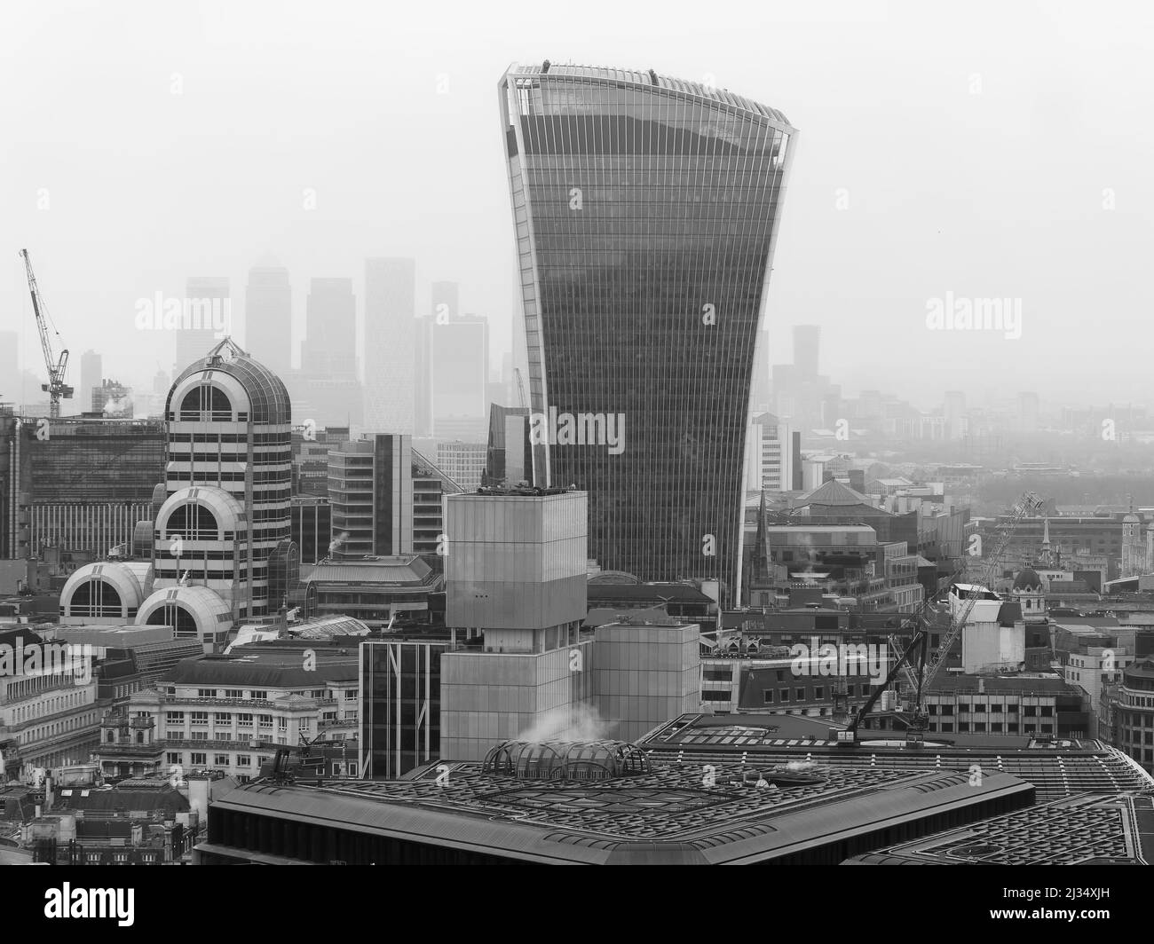 London, Greater London, England, März 29 2022: Blick auf die Skyline der Stadt, einschließlich des Wolkenkratzers Walkie Talkie, in dem sich der Sky Garden befindet. Monochrom. Stockfoto