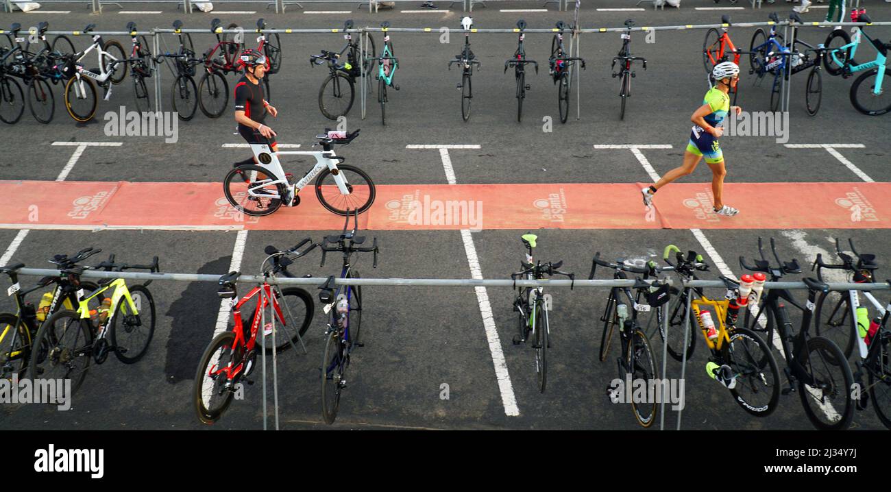 Fahrräder und Konkurrenten im Wechsel über die Bühne Lanzarote Ironman Wettbewerb. Stockfoto
