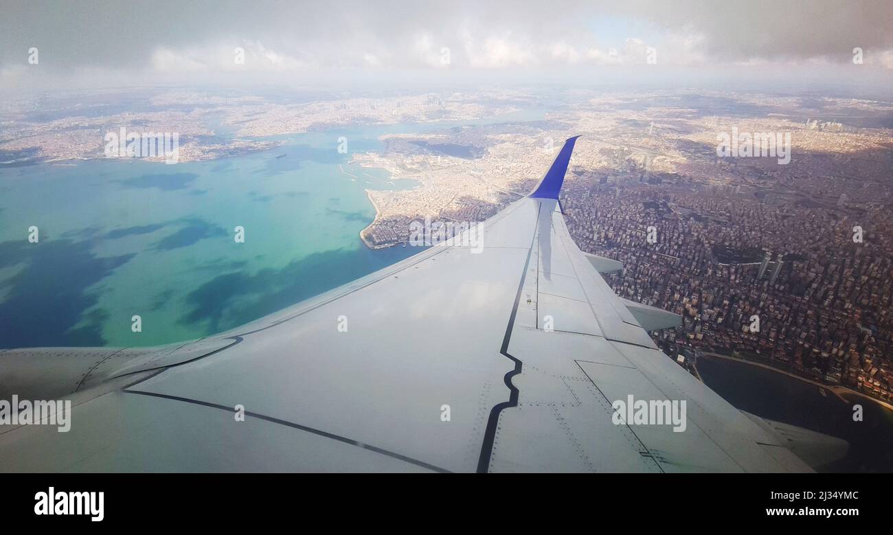 Bosporus in Instanbul vom Flugzeugfenster aus an sonnigen Tagen Stockfoto