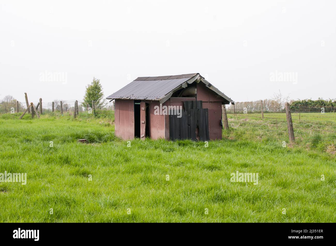 Ruine Hütte für landwirtschaftliche Rinder oder Schafe auf landwirtschaftlichen Flächen Stockfoto