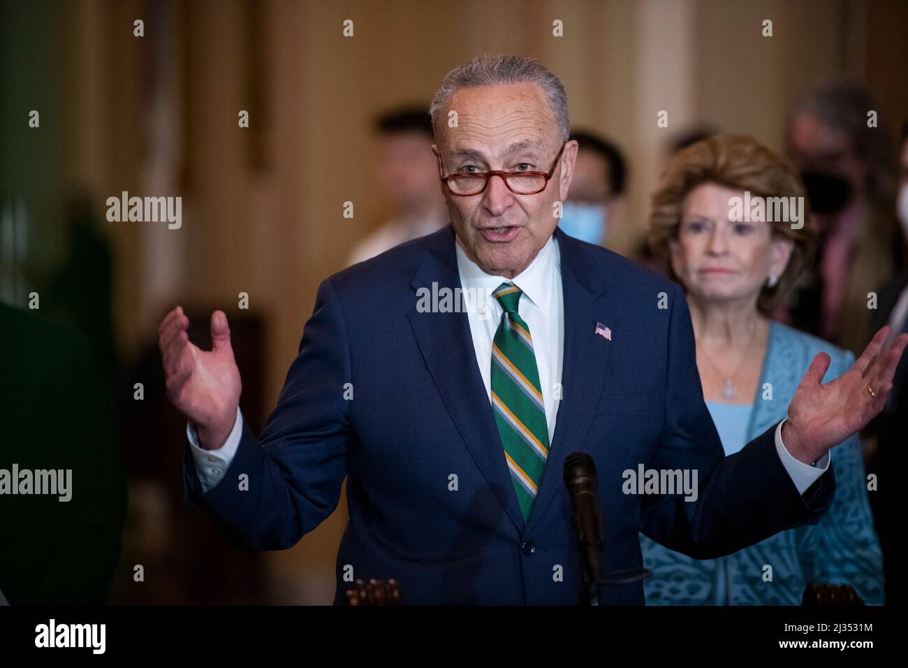 Washington, Vereinigte Staaten Von Amerika. 05. April 2022. Der Mehrheitsführer des US-Senats, Chuck Schumer (Demokrat von New York), hält am Dienstag, den 5. April 2022, im US-Kapitol in Washington, DC, eine Rede. Quelle: Rod Lampey/CNP/Sipa USA Quelle: SIPA USA/Alamy Live News Stockfoto