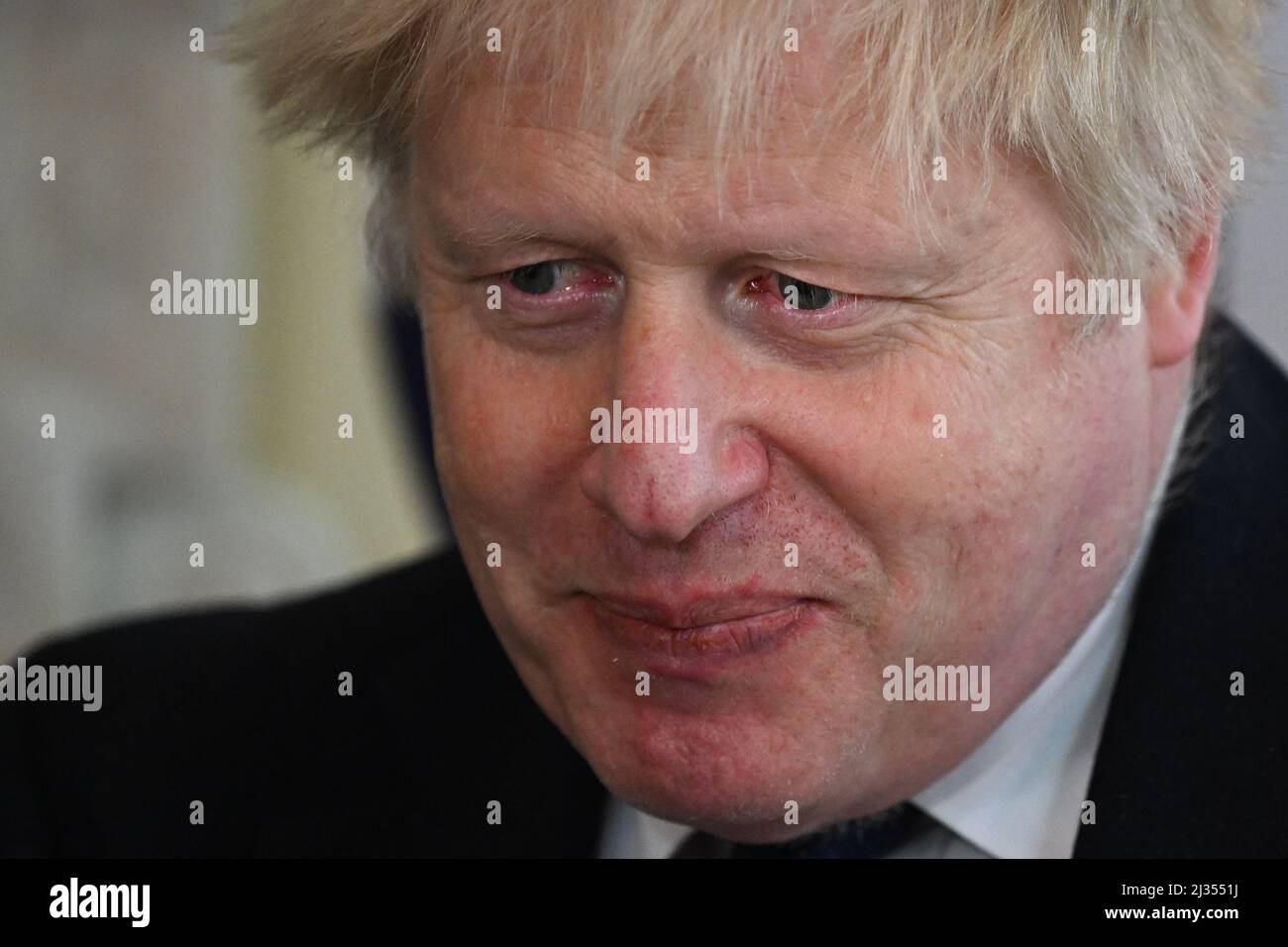 Premierminister Boris Johnson (rechts) im Jahr 10 Downing Street, London, vor einem bilateralen Treffen mit der Präsidentin von Ghana Nana Akufo-Addo. Bilddatum: Dienstag, 5. April 2022. Stockfoto