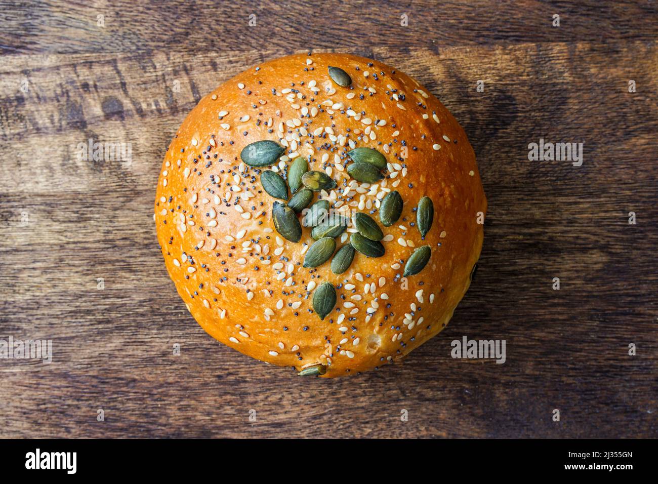 Hausgemachtes gesundes Brot mit Samen bedeckt. Stockfoto